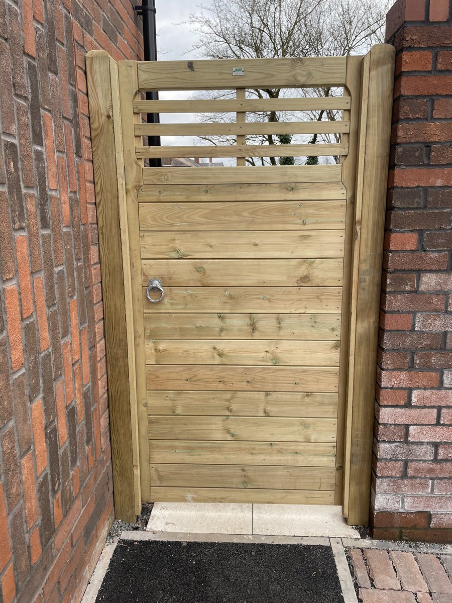 FenceSecure's tweet photo. Tongue &amp; Groove tantalised treated panels with trellis top &amp; H section Timber posts installed to 13 no plots to a new build project.
Premium Timber Fencing at its best.
#wvliving https://t.co/gA0xuraQEX