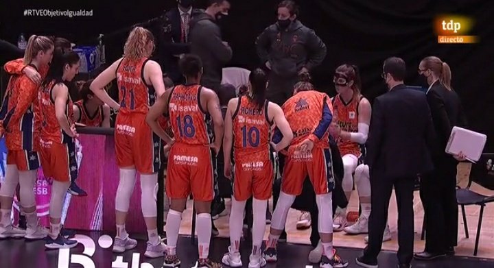 Vesprada de doble pantalla per gaudir després d'uns mesos de la #PilotaÀpunt amb <a href="/vadebopilota/">Va de bo Pilota</a>! Quan ho trobavem a faltar! I per altre costat semifinal del <a href="/valenciabasket/">Valencia Basket Club</a> en la #CopaDeLaReinaLFEndesa. Va de bo en l'esport!