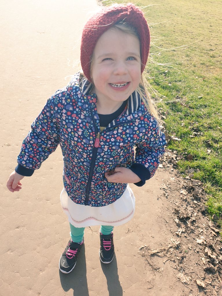 MrPDTaylor's tweet image. Dressed herself ;-) #strongwilled my middle babba #weekendsun