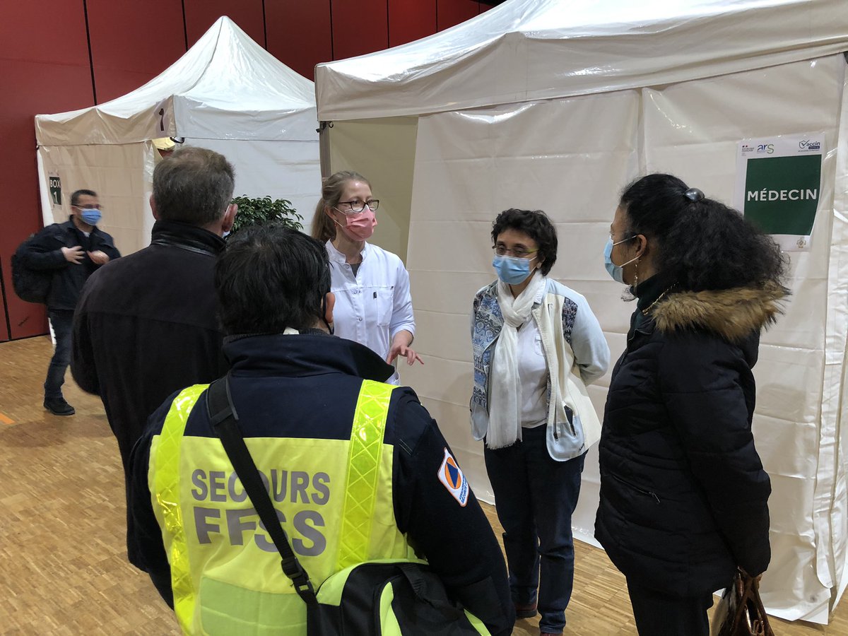 Prefet45_Centre's tweet photo. Mme Régine Engström, préfète de région, était ce matin dans 3 des 6 centres de vaccination ouverts aujourd’hui : Fleury-Les-Aubrais, Châteauneuf-sur-Loire et Orléans. L’occasion de féliciter l’engagement de toutes et tous dans la lutte contre la Covid-19. https://t.co/SHtTmCCQGN
