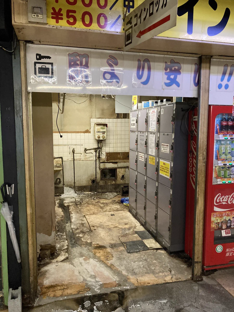 まるでサイレントヒルの世界？浅草地下街のコインロッカー汚すぎwww