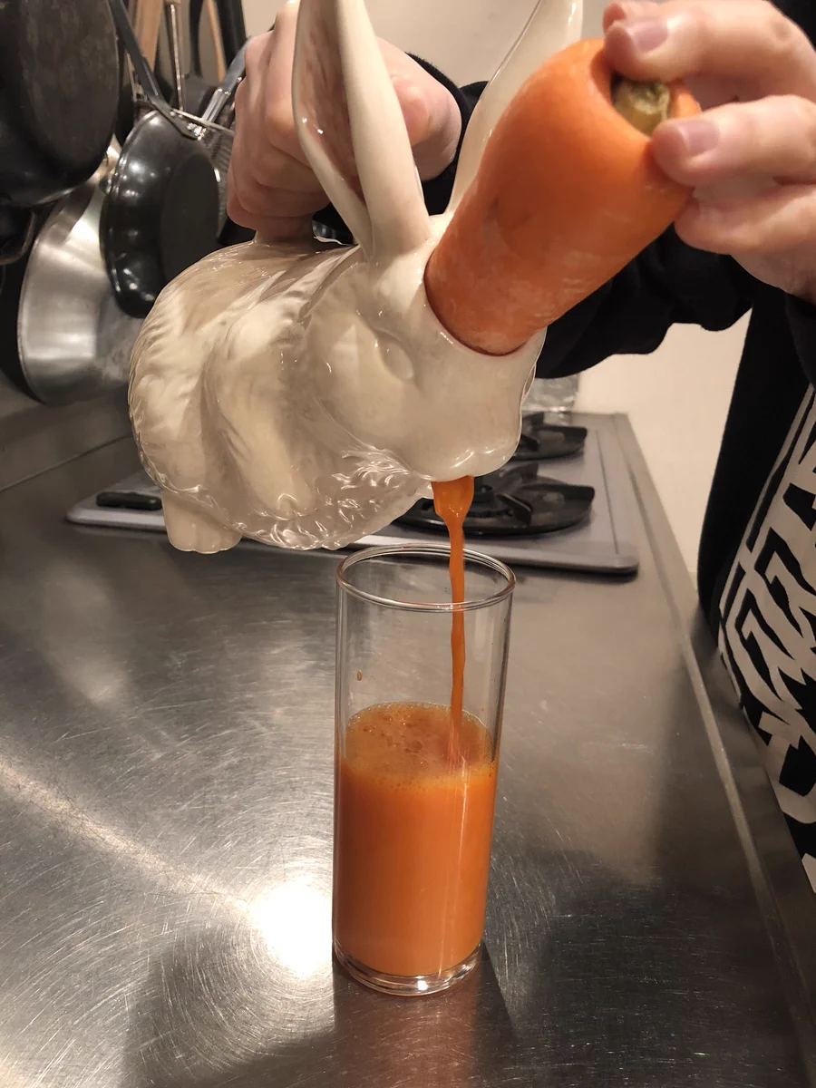最近お酒を控えている妻だけど、ソフトドリンクの飲み方が狂ってきてる。