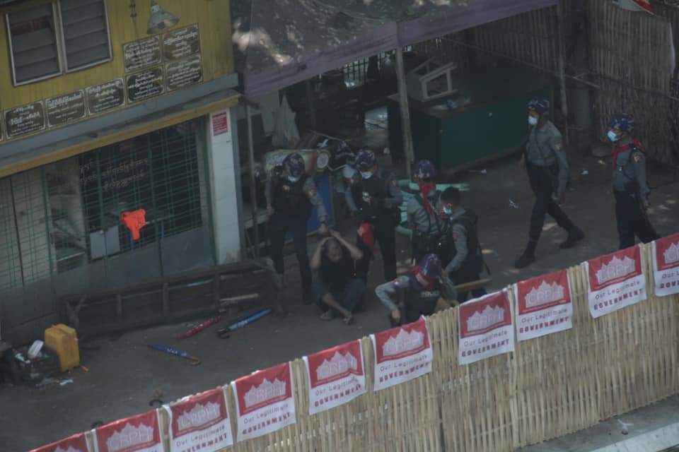KhineYu2's tweet photo. IMPLEMENT R2P
Currently in Kyi Myin Tine; At least 11 peaceful protesters were detained during armed forces cracked down on  huge rally by firing tear gas. The aggressive forces even set fire to barriers. 

#Mar6Coup
#WhatsHappeningInMyanmar https://t.co/FumNcWxd0f