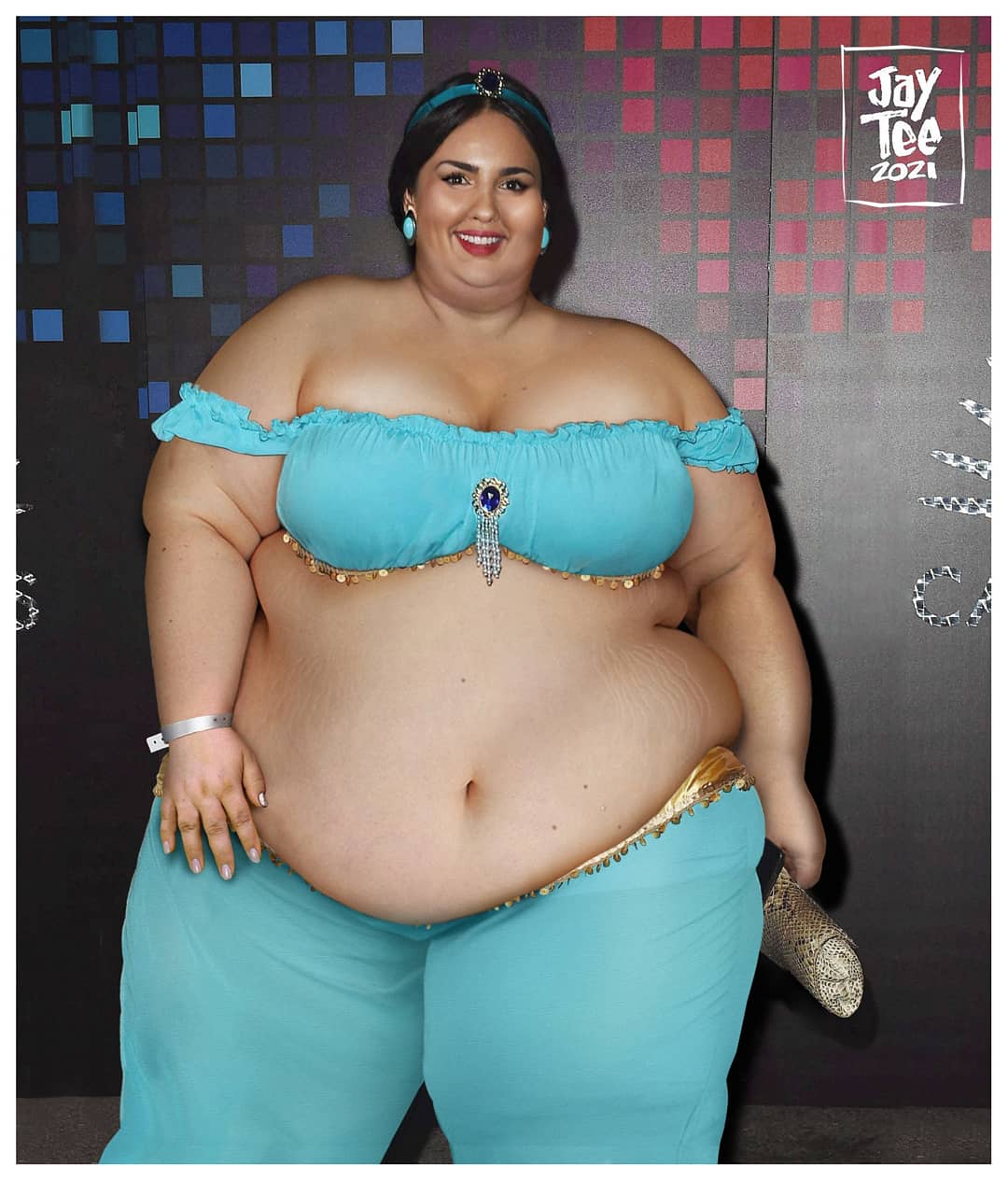 Jay Tee on X: Lovely and maravillosa Mexican actress Eiza González -star  from King Kong vs Godzilla- wanted to look imposing in the presence of such  pair of giants, so she stepped