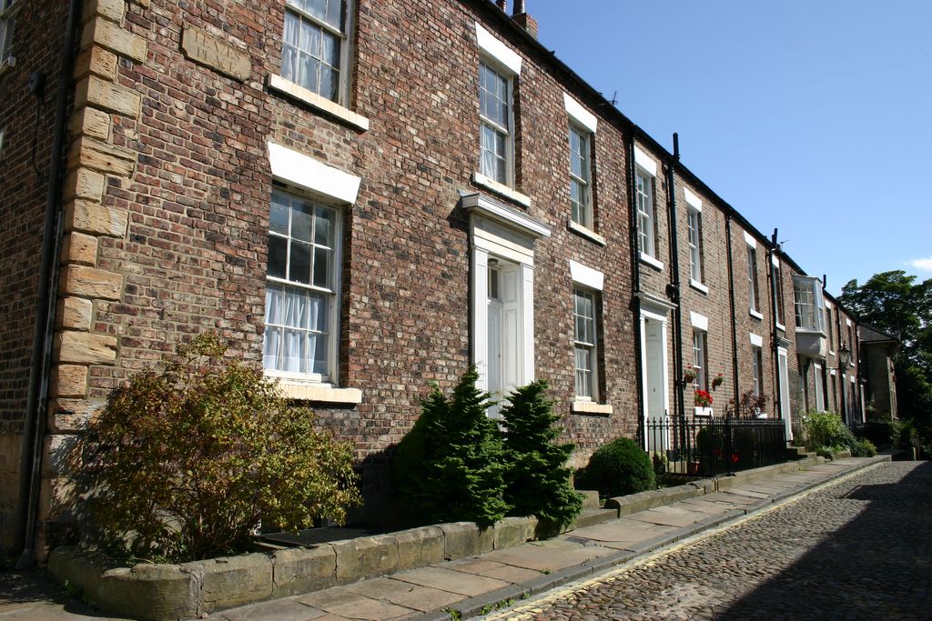 DurhamCityLad's tweet photo. Regency style houses in the lovely Leazes Place just off Claypath in fact date from 1836. From the 1840s to 1880s numbers 4 and 5 were once occupied by a boarding school. #Durham History #History #Claypath https://t.co/i01oSnaB4d