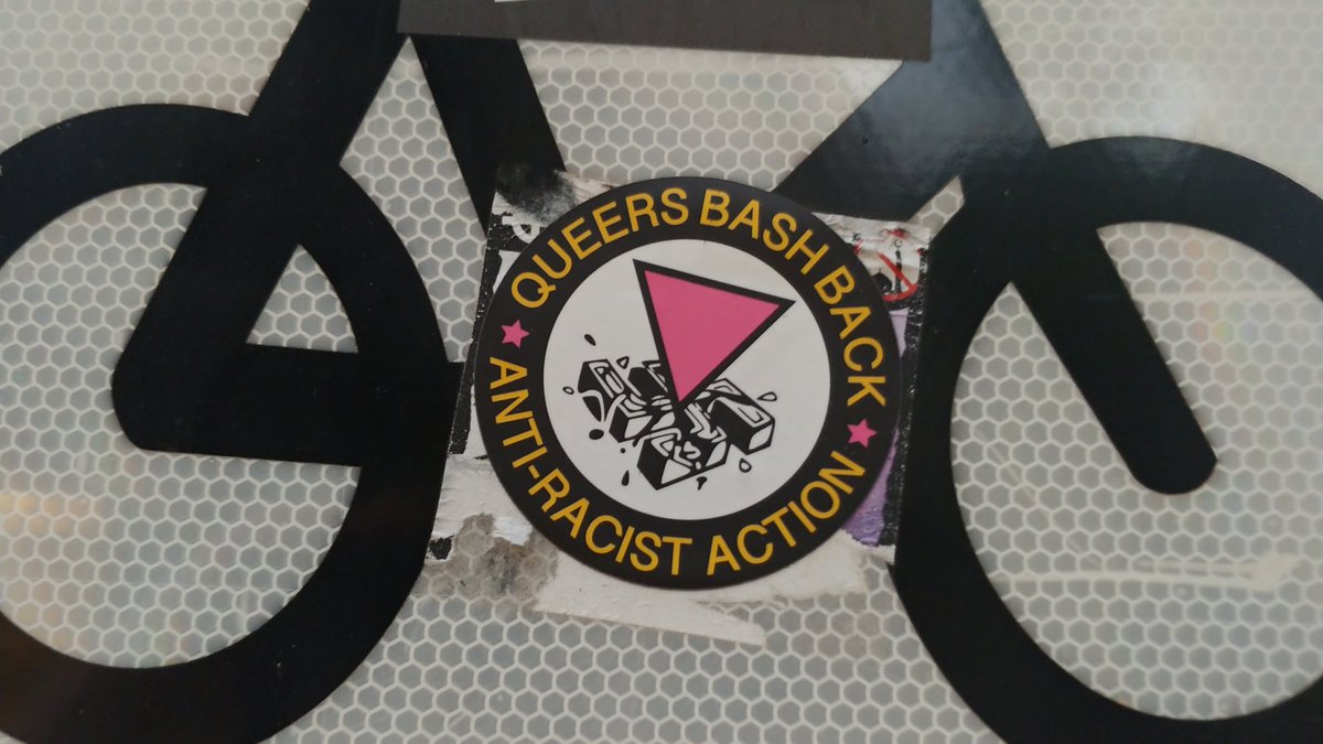 '#QueersBashBack / #AntiRacistAction'
Covering up a nazi sticker near the #MardiGras in #Sydney