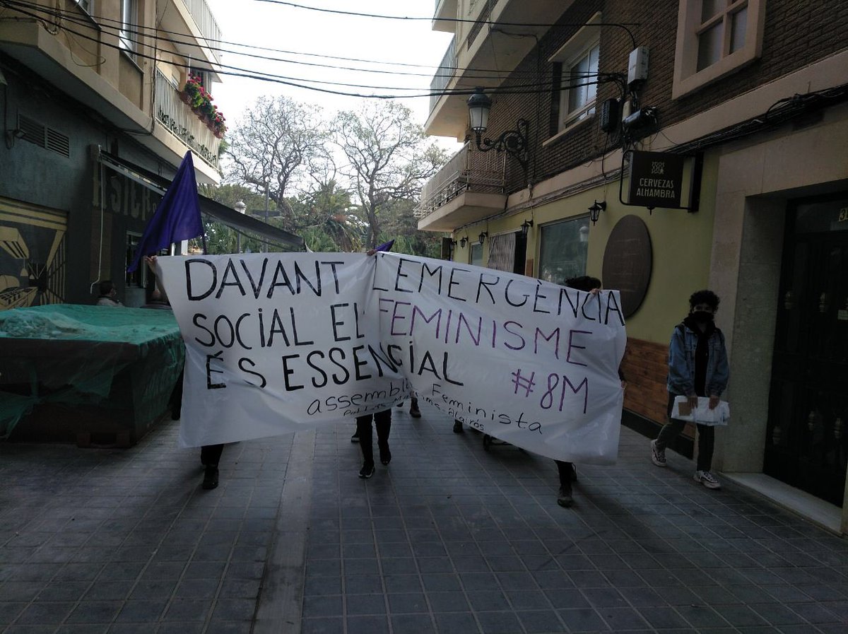 AssembleaVlc's tweet photo. Les companyes de L’Assemblea Feminista de #PoblatsMarítims en acció. 💜Per un habitatge feminista!✊🏾✊🏼

#ElFeminismeÉsEssencial
#8M2021
#València https://t.co/XbxTFDWxoF