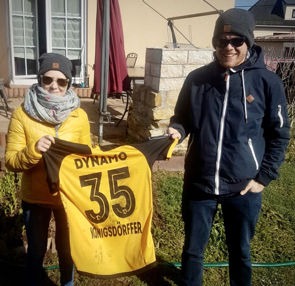 FanprojektDD's tweet image. Heute kurz vor Spielbeginn haben die Organisatoren der Aktion #gemeinsamfürTina der 14-jährigen das Trikot von Ransford vom letzten Spiel gegen Ingolstadt übergeben. Eine tolle Aktion!

Auf drei Punkte! #sgd1953 #SVMSGD #Dresden @FreitalonTour