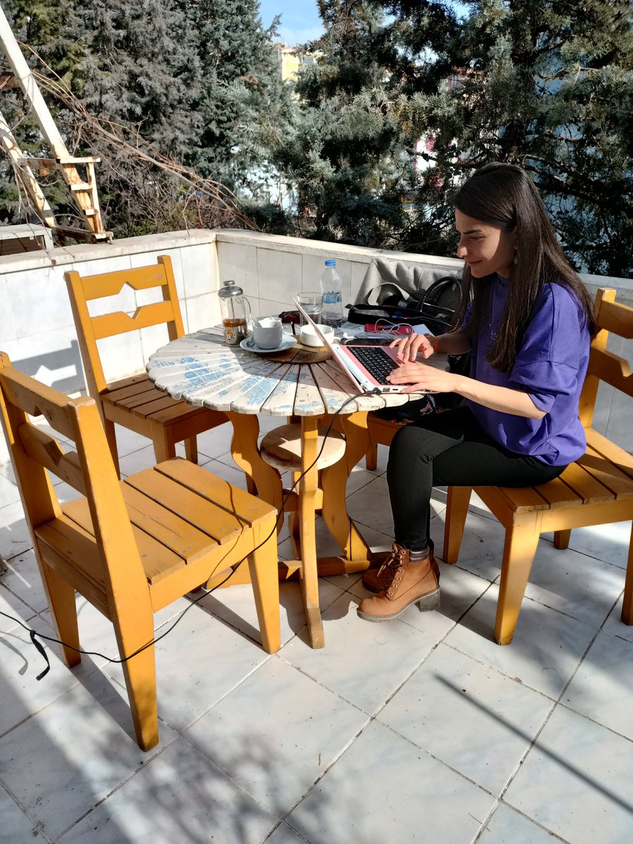 Siz de Wéjegeh Amed-Diyarbakır Edebiyat Evi'nin terasında güneşin sıcaklığı eşliğinde çalışabilirsiniz. ☀️☀️☀️