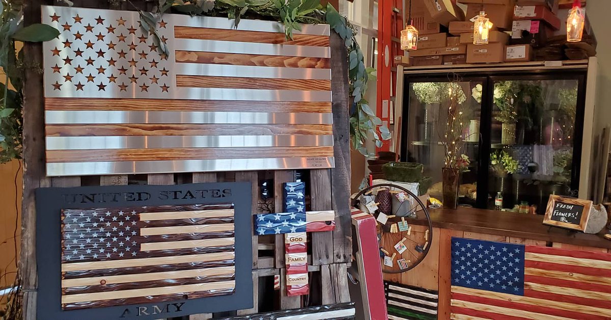 Happy Saturday! Out and about? Stop in and see what's new at @lakelightscandles. 👀👋

#lakelightscandles #hawleysilkmill #hawleypa #poconomtns #poconos #SettlersHospitality #candles #homedecor #handmade #shoplocal #shopsmall