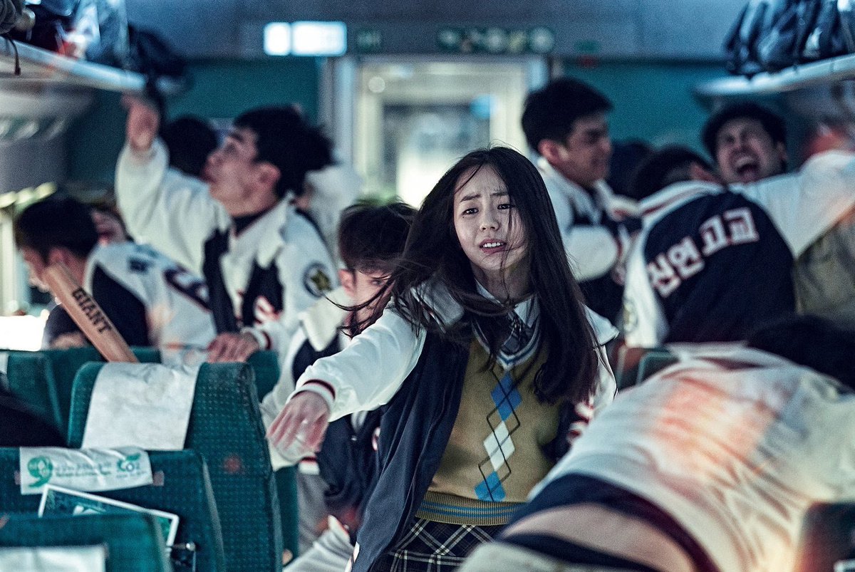 Dernier train pour Busan (2016) - CoréenYeon Sang-hoUn film de Zombies plutôt récent mais qui renouvelle le genre. Film coréen a succès qui a réussi à s'exporter à l'international. Il est un des plus gros succès coréens à l'étranger.