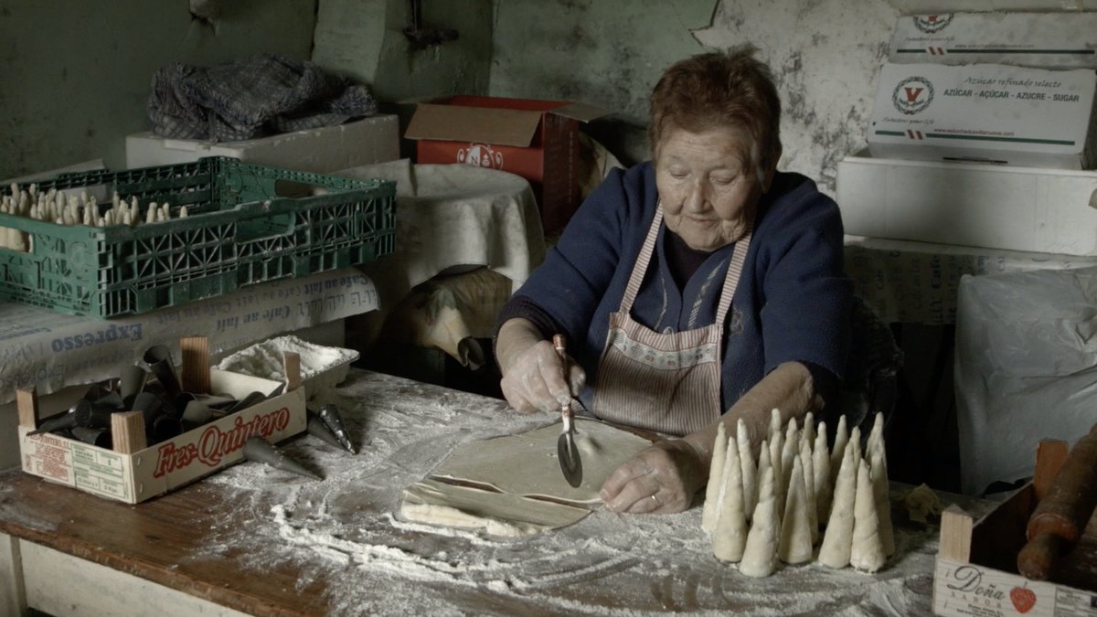 📍Hoxe sábado ás 19:00h estará Sabela Souto presentando duas #curtas #documentais no #Casino #Carballo.

🔸 Santa Baia de Montes (2019): nome da aldea situada en Ourense onde ten lugar.
🔸 A Manola das Cañas (2019): conta o día dunha muller que se adica a facer cañas fritidas.