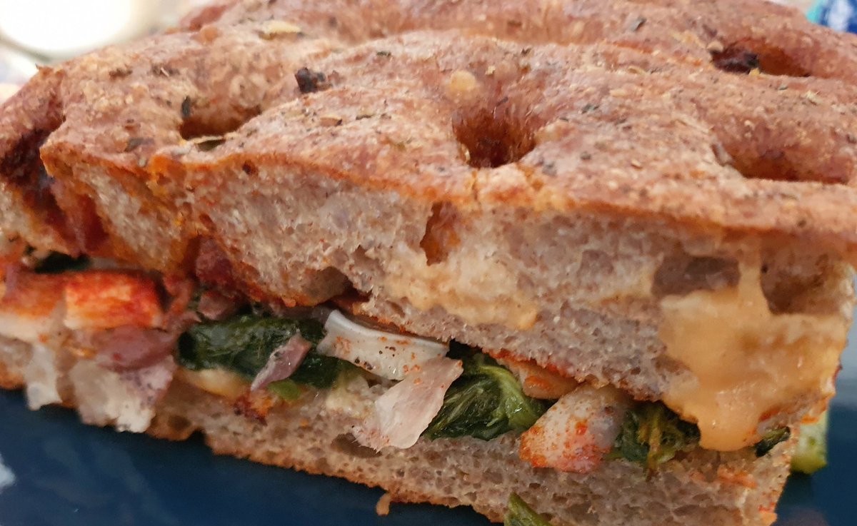 iagovarela's tweet photo. Probamos a nova focaccia de cocido dos AUTGA e... 🤤🤤🤤 Feita con fariña do muíño de Batán, aquí en Cabanas, e produtos km. 0. Auténtico I+D+i! #ComerBen #MercaEnCabanas https://t.co/hCdHcXRSgw