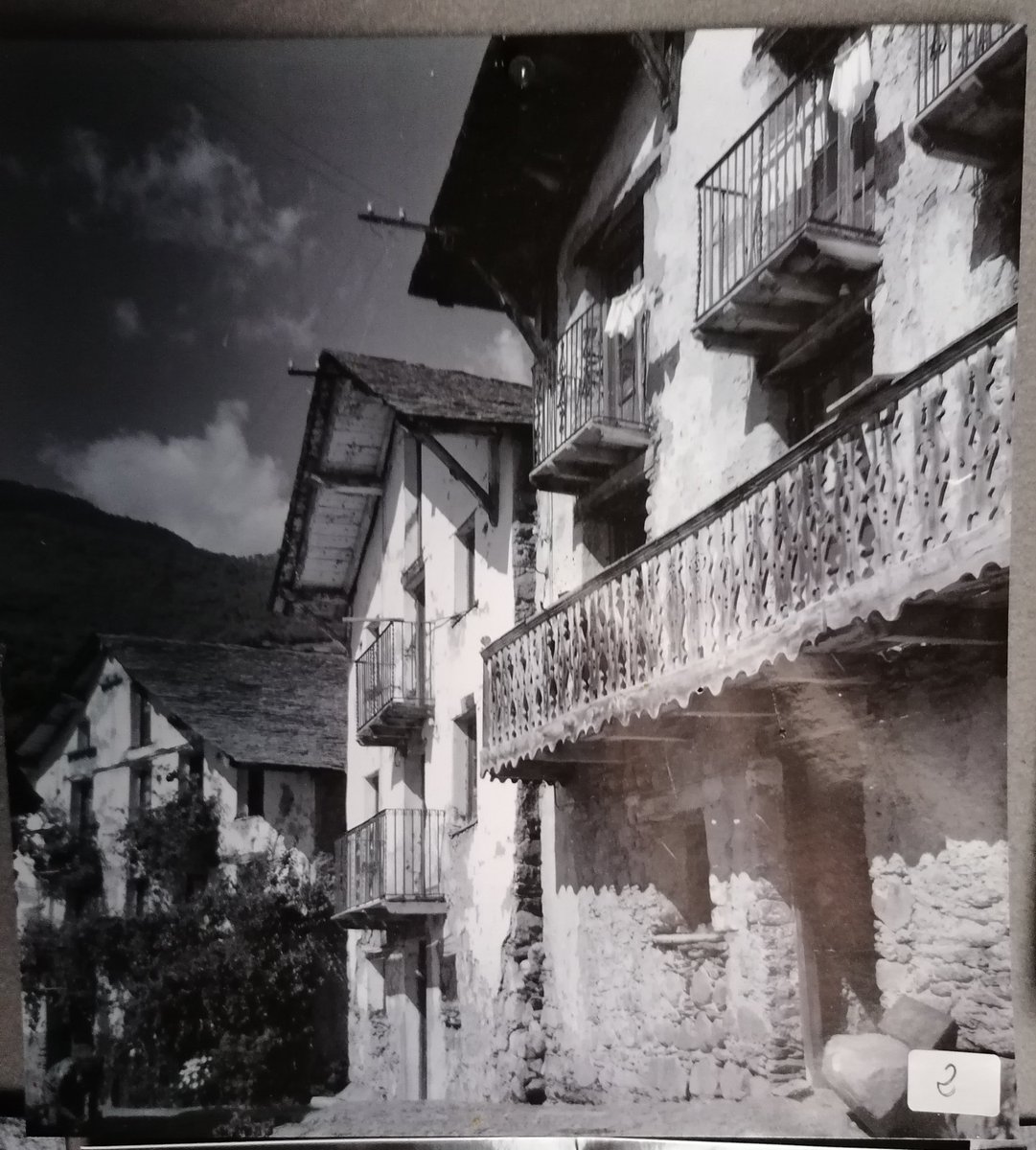 I arriba el dia.
Tanca l'últim pany,
de l'última casa.
I es fa un silenci.
Un silenci enorme i punyent, que apaga converses, rialles, cançons
i aquell gall que va a deshora.
I algun dia hi puja l'un o l'altre.
Però el forn on tot el poble feia el pa ja mai més no s'encendrà.