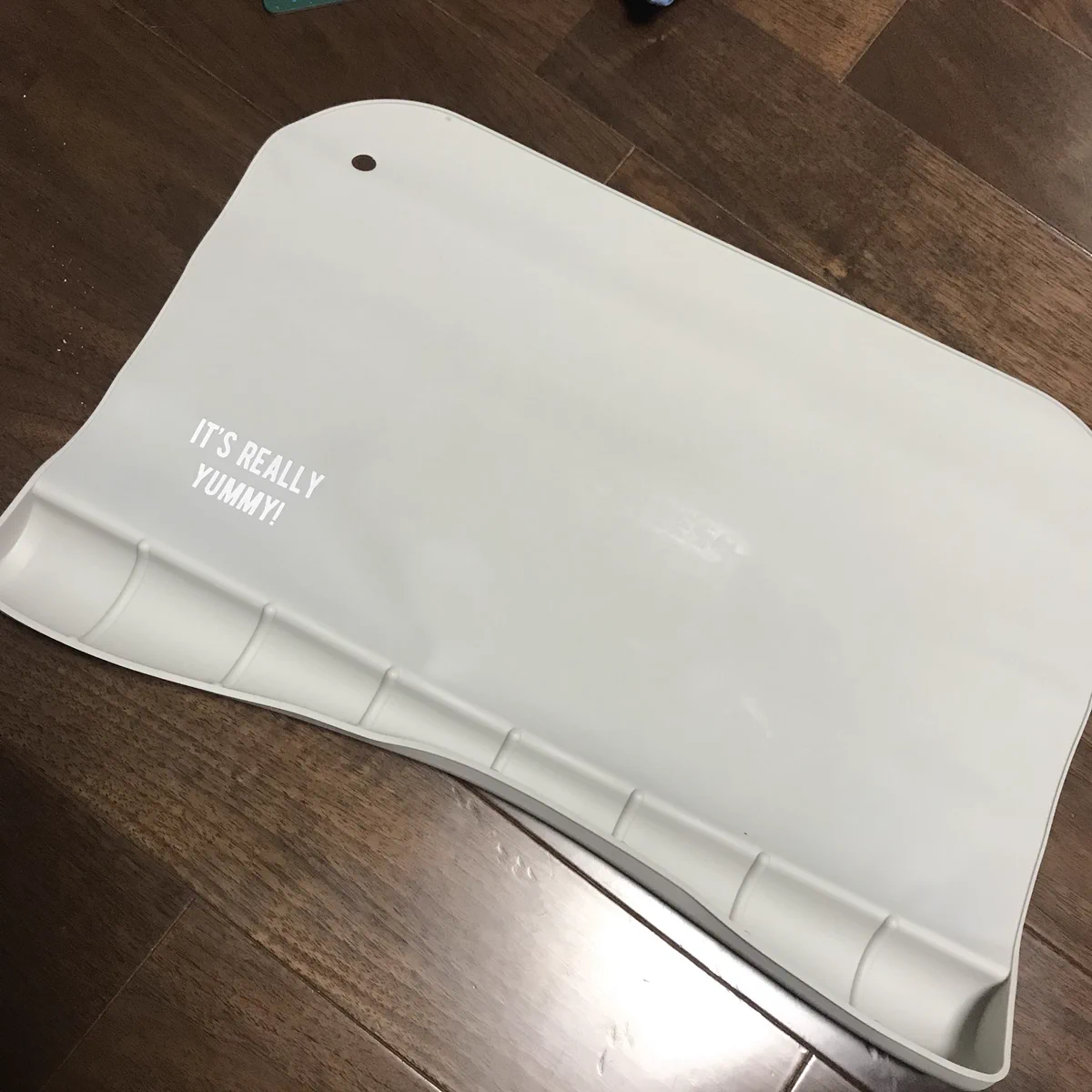裁縫好きさん注目！膝が糸くずだらけにならずにすむ商品を発見！