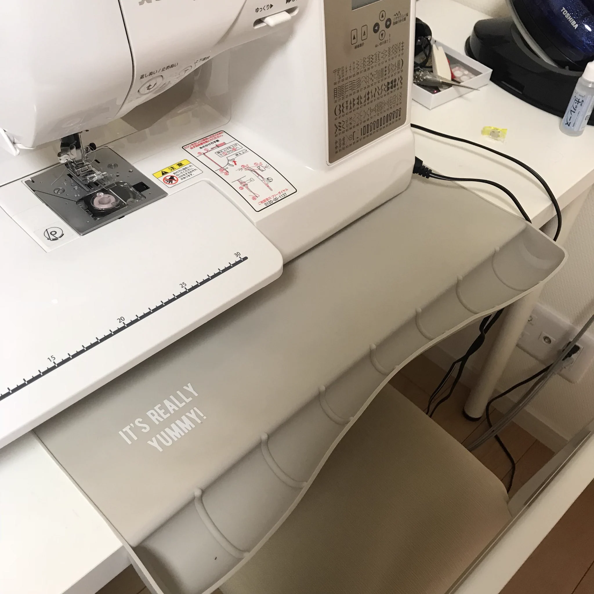 裁縫好きさん注目！膝が糸くずだらけにならずにすむ商品を発見！