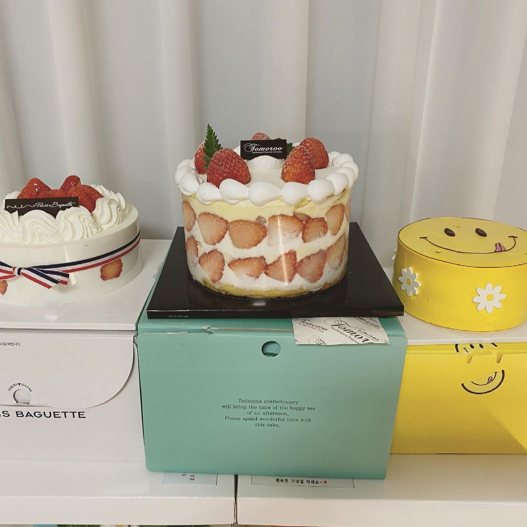 210306 โชอา อินสตาแกรม :

สุขสันต์วันเกิดพร้อมกับคำอวยพรและเค้กที่มากมาย 😆
#6มีนาคม
#เค้ก
#วันเกิดของฉัน🎂
#ขอบคุณค่ะ❤️

instagram.com/p/CMC_dx4jJZb/…

#CHOA #초아