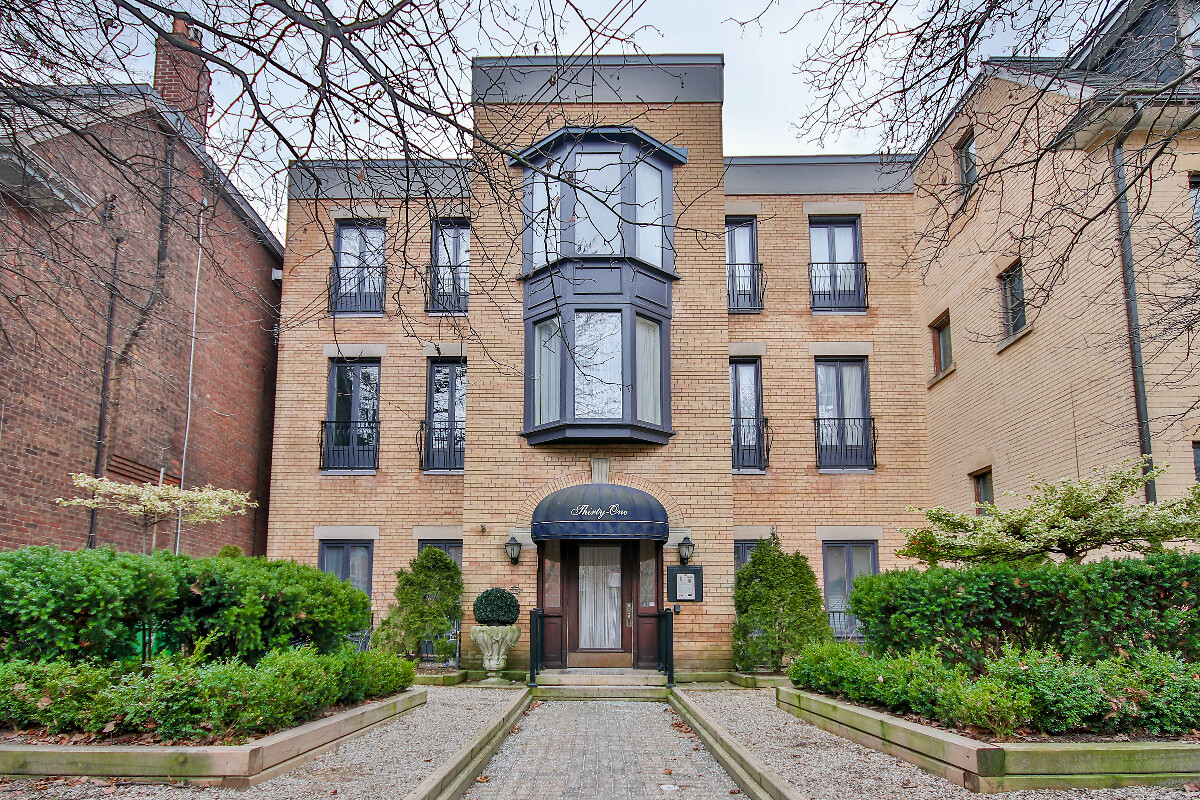 NEXT_REC's tweet photo. Check out this home! Rare sun-drenched Cabbagetown gem. A unique opportunity to own a very special 2,100 square foot 2 bedroom plus family room condo with parking. Large principal rooms–ideal for entertaining. Chef’s dream .. https://t.co/NT34F77mOG https://t.co/GCi9ZX1nUz