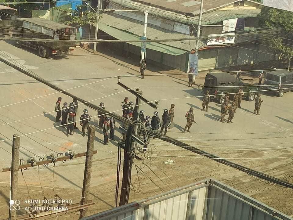 shwesin159's tweet photo. @USEmbassyBurma @UN_HRC @UNinMyanmar @TostevinM @KenRoth @freya_cole 

Happening now in Yangon; Armed forces clear barricades of sit- in protests against dictatorship by using bulldozers in Shwe pyi thar township on Mar 6. 

IMPLEMENT R2P

#Mar6Coup
#WhatsHappeningInMyanmar https://t.co/WrZDsfvBzg