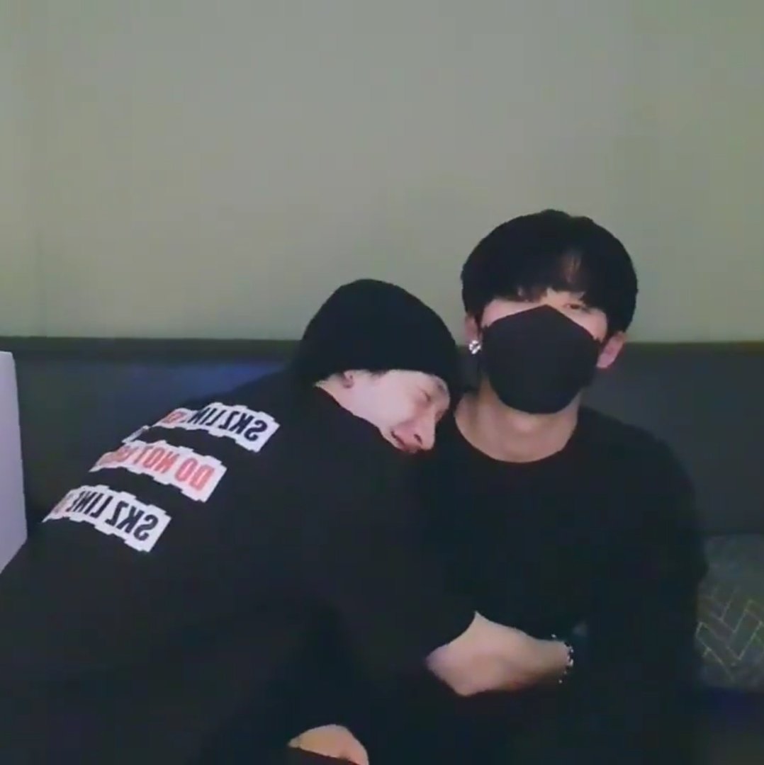 #방찬 &amp; #창빈 during today's #ChansRoom ❤️
#스트레이키즈