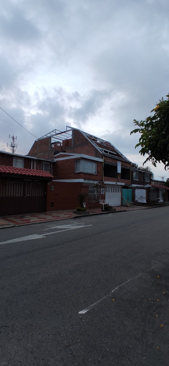 Mientras aún espero respuesta de <a href="/habitatbogota/">Secretaría del Hábitat</a> y <a href="/GobiernoBTA/">Secretaría de Gobierno</a> a la petición N° 221292021 del 25 de enero de 2021, la " vivienda familiar de 2 pisos" sigue creciendo y ya cuenta con 4 pisos, que otra autoridad puede actuar de manera inmediata? <a href="/AlcaldChapinero/">Alcaldía Local de Chapinero</a> <a href="/teusaquillo13/">🍃Alcaldía Local de Teusaquillo 🐶💚🐱</a>