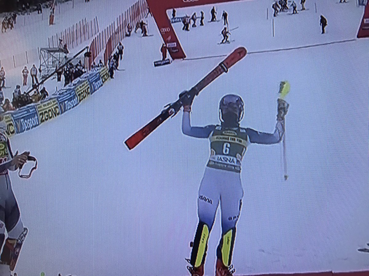 SPORTIVANDAMEN3's tweet photo. È tornata la “regina delle nevi”!
69 vittorie in coppa del mondo e 101 podi!!
Due annate difficili per la stella dello sci mondiale che sta tornando ai suoi livelli, livelli da #WonderWoman #shiffrin #jasna #6febbraio2021 https://t.co/vV5vt6VISp