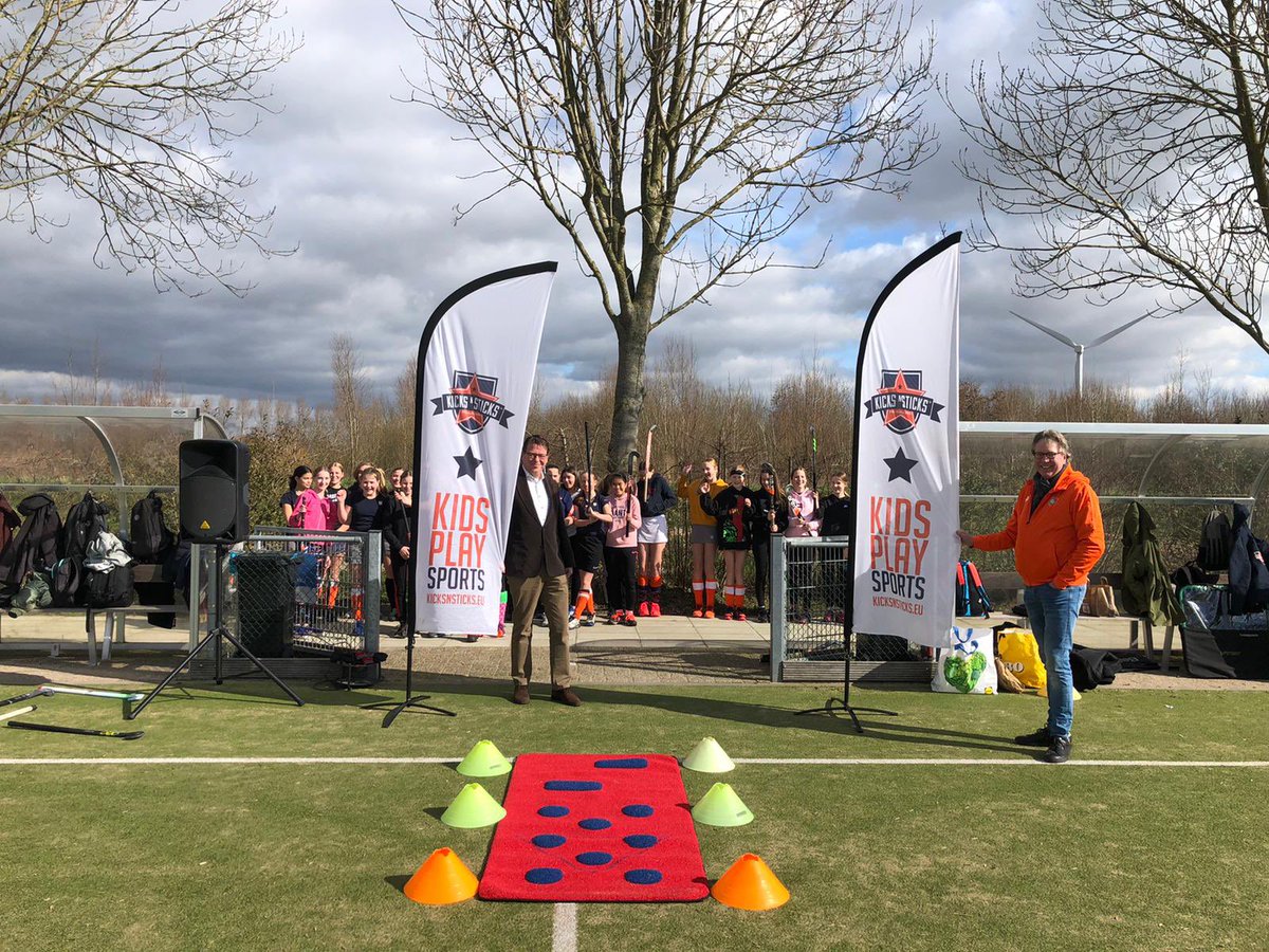 HCGO2012's tweet image. Wat een succesvolle en toffe ochtend. Wethouder Bruggeman van de @gem_go kwam een kijkje nemen bij het door HCGO georganiseerde @kicksn_sticks in Middelharnis. @KNHB_NL  #hockey #middelharnis #goereeoverflakkee