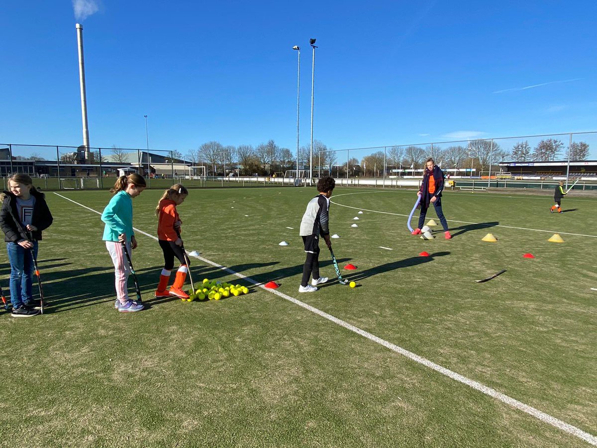 HCGO2012's tweet image. Wat een succesvolle en toffe ochtend. Wethouder Bruggeman van de @gem_go kwam een kijkje nemen bij het door HCGO georganiseerde @kicksn_sticks in Middelharnis. @KNHB_NL  #hockey #middelharnis #goereeoverflakkee