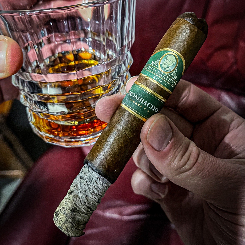 TheBlendNews's tweet photo. 🇻🇪 🇳🇮I I got to smoke the Mombacho Diplomatico Toro with a side of Diplomatico Reserva Exclusivo. I'm not a rum guy but really enjoyed the pairing!

📥  Subscribe at https://t.co/76JyxvRnNs⁠

#cigars #botl #sotl #cigarlife #cigarporn #cigarsnob #cigaroftheday #smokeoftheday https://t.co/Rd6VipkPv2