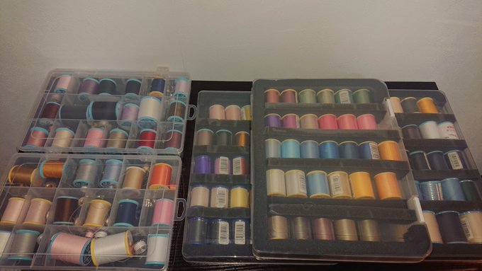 これでまだ一部&hellip;。左側のケース(ダイソー150円ケース)が今使ってる糸、右側(ダイソーのケースを隙間テープで区切って作った)が今後使う予定の糸。色見本帳を買って、布に合わせて糸を買ってたら、こんなことに&hellip;。#フジックス糸の日2021<a href="/tag/%E3%83%95%E3%82%B8%E3%83%83%E3%82%AF%E3%82%B9%E7%B3%B8%E3%81%AE%E6%97%A52021"class="tags">#フジックス糸の日2021</a>