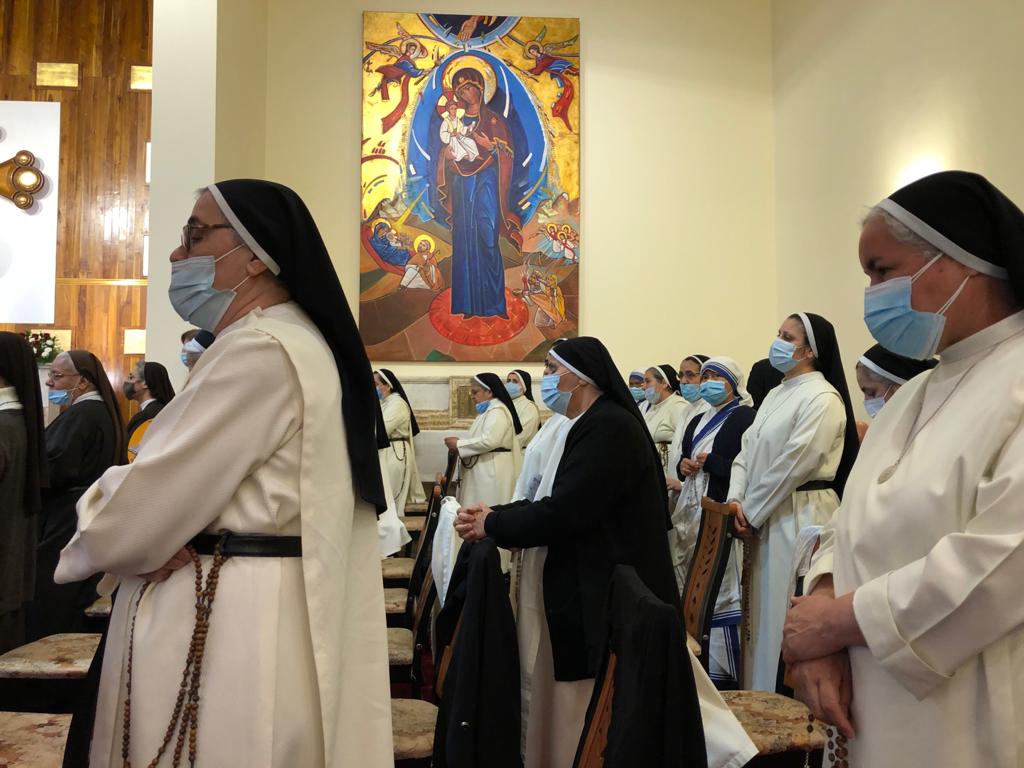 Religiosas esperando al Papa