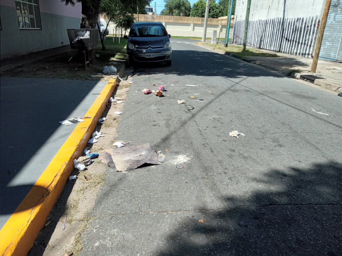 murral79's tweet photo. Sistemáticamente @HUMVL olvida barrer Franklin e/ Roca y Urquiza en Florida Oeste. @andrespetrillo @reclamo_vecinal https://t.co/eCba4pZnYD