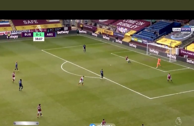 Ni som tycker att Leno skulle rensa bort bollen är självklart fel. Xhaka hanterar bollen felvänd 90% av sin tid med boll. Problemet är att han inte släpper ut till Luiz eller tillbaka på Leno på ett.