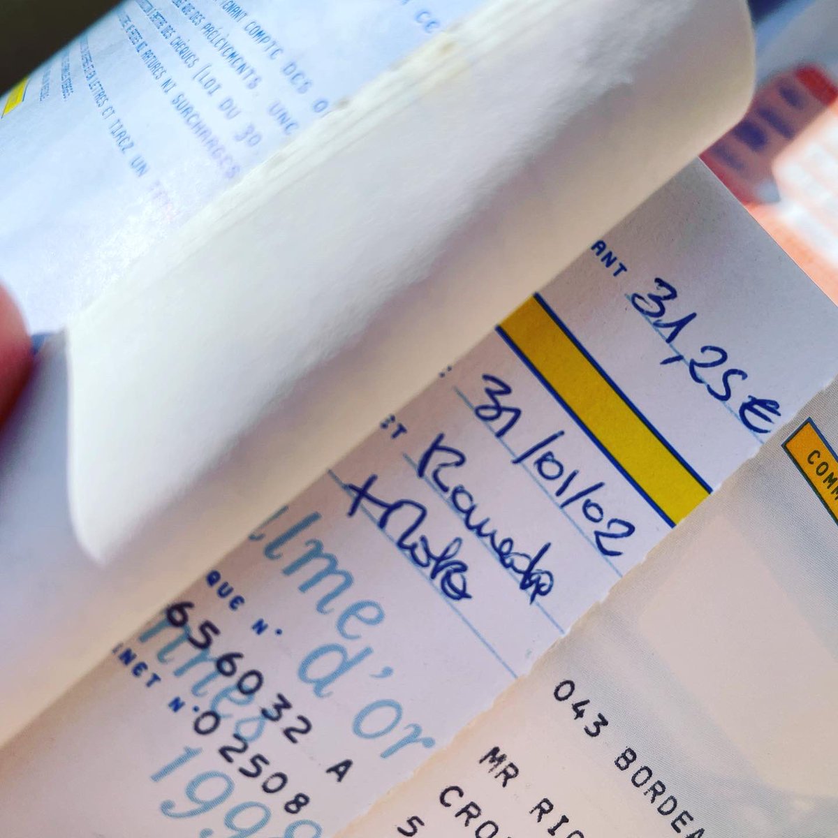 neocalimero's tweet photo. C’est assez drôle de retomber sur des talons de vieux carnets de chèques qui nous rappellent ce que nous étions à un moment donné.
07/03/02 Metal Gear Solid 2 54,00€
21/03/02 Ico 60,00€
31/01/02 Figurine Kaneda+Moto 31,25€
Petit thread, ça vous rappellera des vieux souvenirs https://t.co/2PZeUad15n