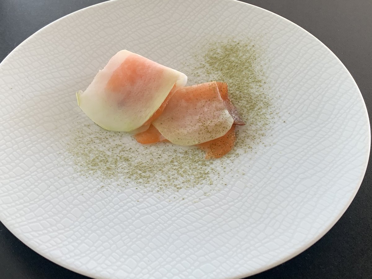 robert_we's tweet photo. Geräucherter Lachs in Kohlrabi mit Matcha-Staub #march06 #foodkoma https://t.co/d99LmInGOn
