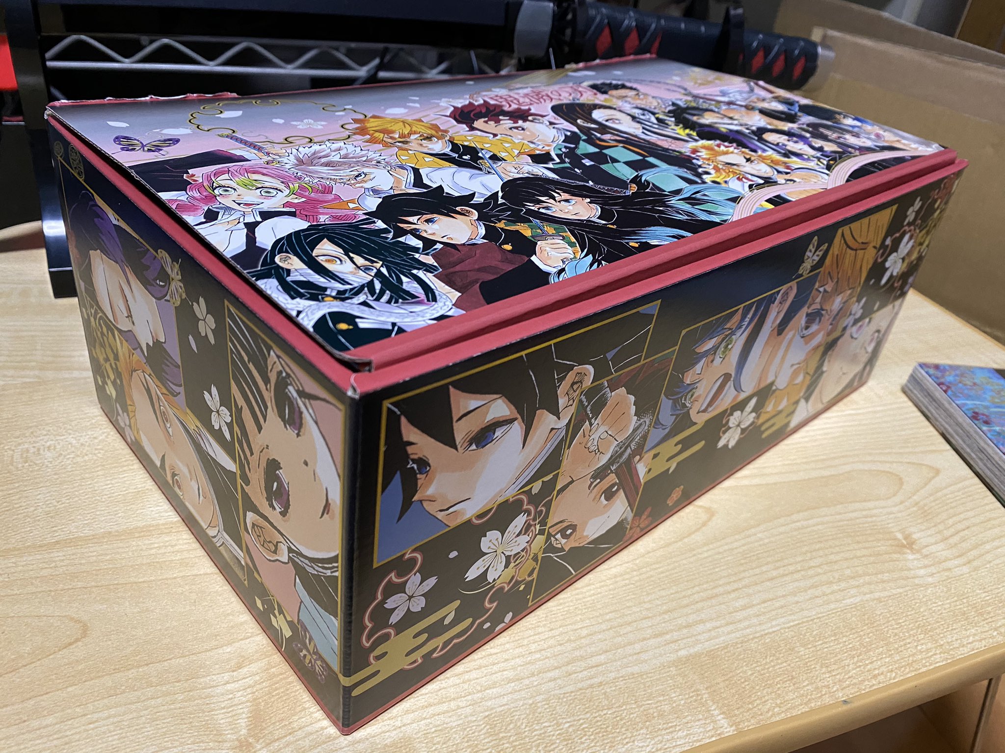 ハルム 鬼滅の刃全巻収納box来ました 透明のブックカバーしてるからかギチギチ過ぎて1冊入らない罠w もう少し余裕くれーw 仕方ないので最終巻の代わりに劇場特典の零巻収納しました ファンブックも入るとよかったなーと思う 収納すると見えなくなる
