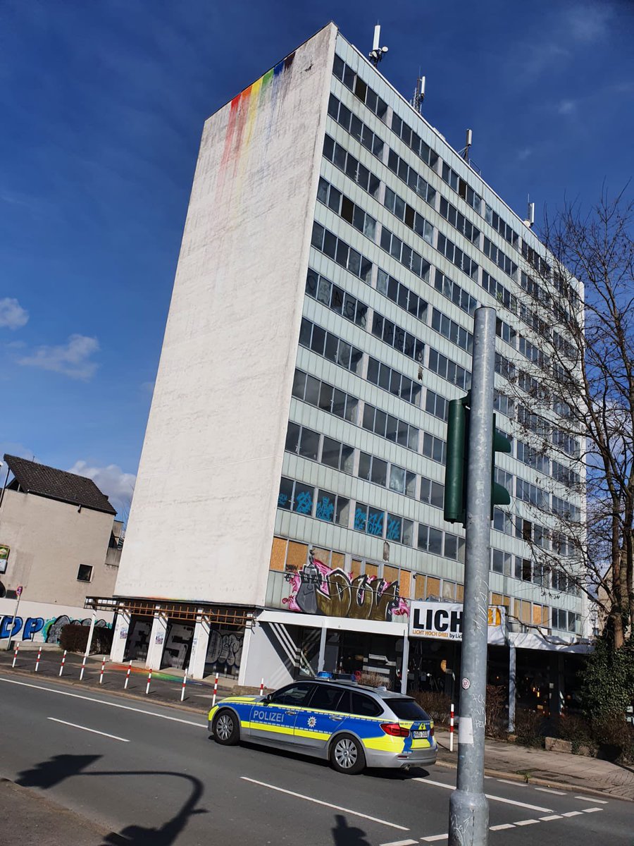 jacaboderso's tweet photo. Aus Grau wird bunt🌈
Straßenfundstück aus Bochum 
#pride #rainbow #LGBT https://t.co/PFeElDGuiW