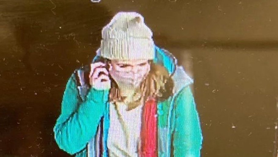 CCTV issued as police ‘increasingly concerned’ for missing #saraheverard 

The 33 year old woman was last seen in the green coat in the picture after leaving a friends house in #Clapham walking home to #Brixton 

Anyone with information should call 101 quoting CAD 3309/06MAR.