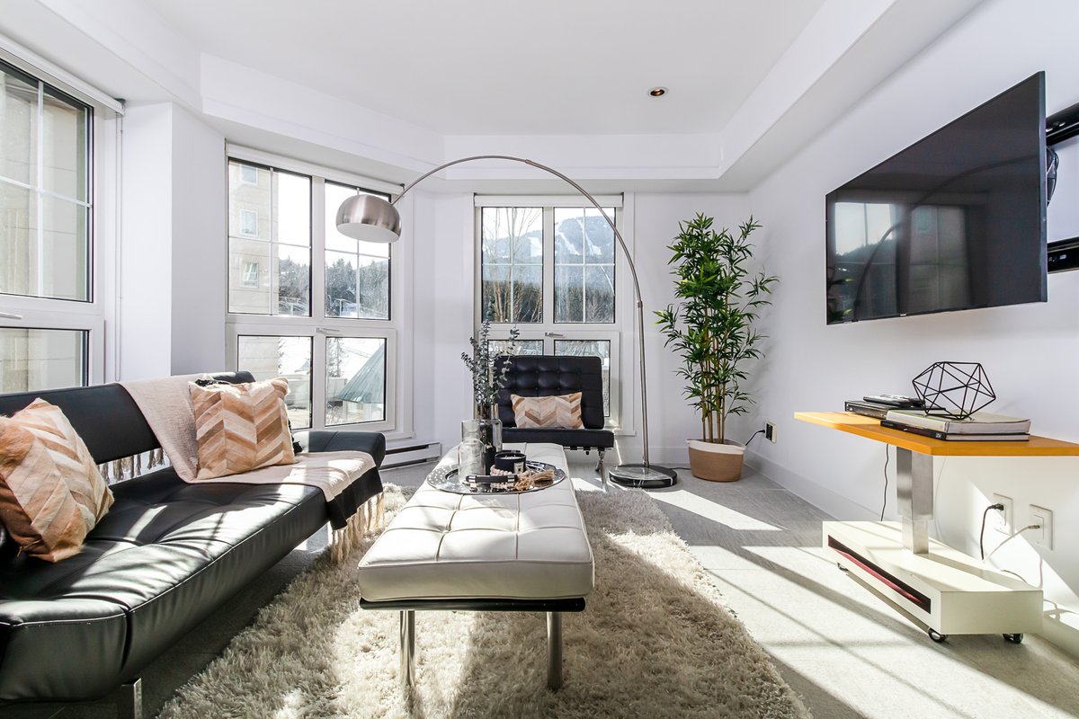 GeorgiaHybner's tweet photo. It doesn't get any closer to the Blackcomb Gondola than LeChamois in #whistler  . This is an unique opportunity to own two adjoining units totalling 3 bedrooms and 4 bathrooms.
Contact @milavlane @Canada_SIR for more information.  #realestate #Whistlerstaging #ForSale https://t.co/OY3I9F97xm