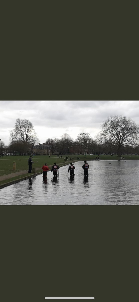 999London's tweet photo. Met Police officers and volunteers from @LONDONSARUK are searching ponds on #ClaphamCommon in relation to missing 33-year-old Sarah Everard. 

Sarah vanished after leaving a friend’s house at around 9pm in Clapham on the evening of Wednesday 3 March. 

Pictures: @IvorBennett https://t.co/sQx4xjCy0e