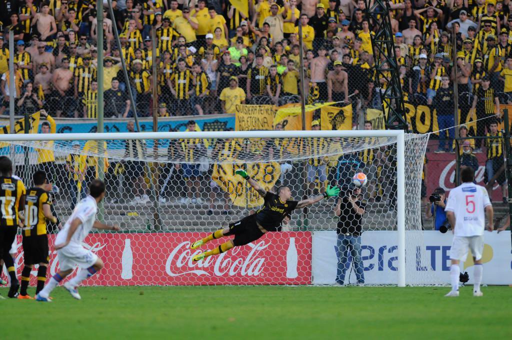 Queridos todos: tengo uno de mis mejores amigos con una pata en el cielo. Quiero regalarle una casaca de Nacional firmada por el Chino. 
¿Me ayudan? No quiero la camiseta, ya la compré. Quiero la firma. Soy autor de esta postal. Gracias.
