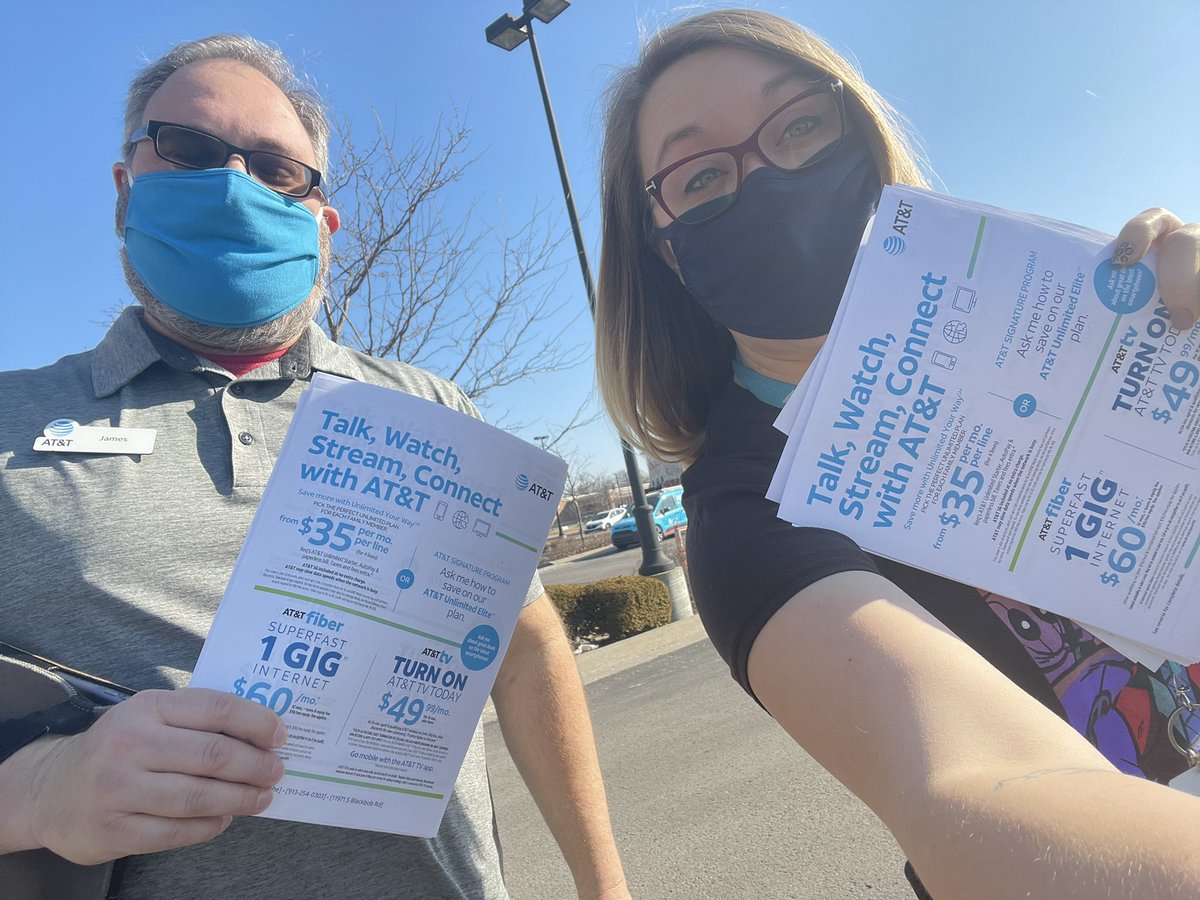 <a href="/TeamOlathe/">Olathe Pointe</a> out here putting flyers on cars! <a href="/edenallison86/">Eden Allison</a> <a href="/Woody0709/">Chris Woodard</a> @matthew_kobel #Salesforsaturday #salesfordays #getoutside #KAMO <a href="/KAMOkonnects/">𝐾𝐴𝑀𝑂</a> @H4N1KO