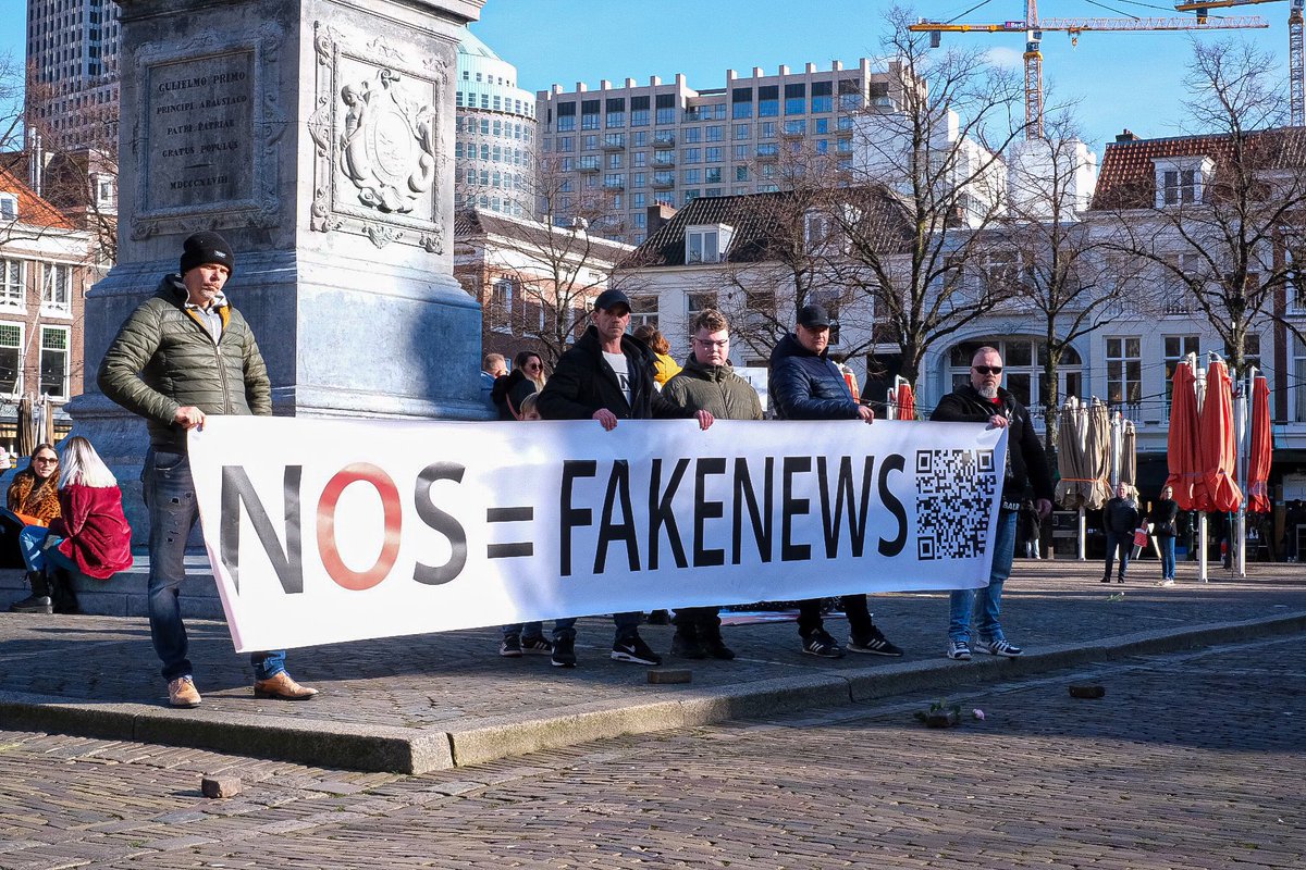 _owenobrien_'s tweet image. Een spontaan #vlagprotest vanmiddag voor de #ingang van de #Tweedekamer in Den Haag en op het #Plein. De groep is het niet eens met de #coronamaatregelen en #lockdown.