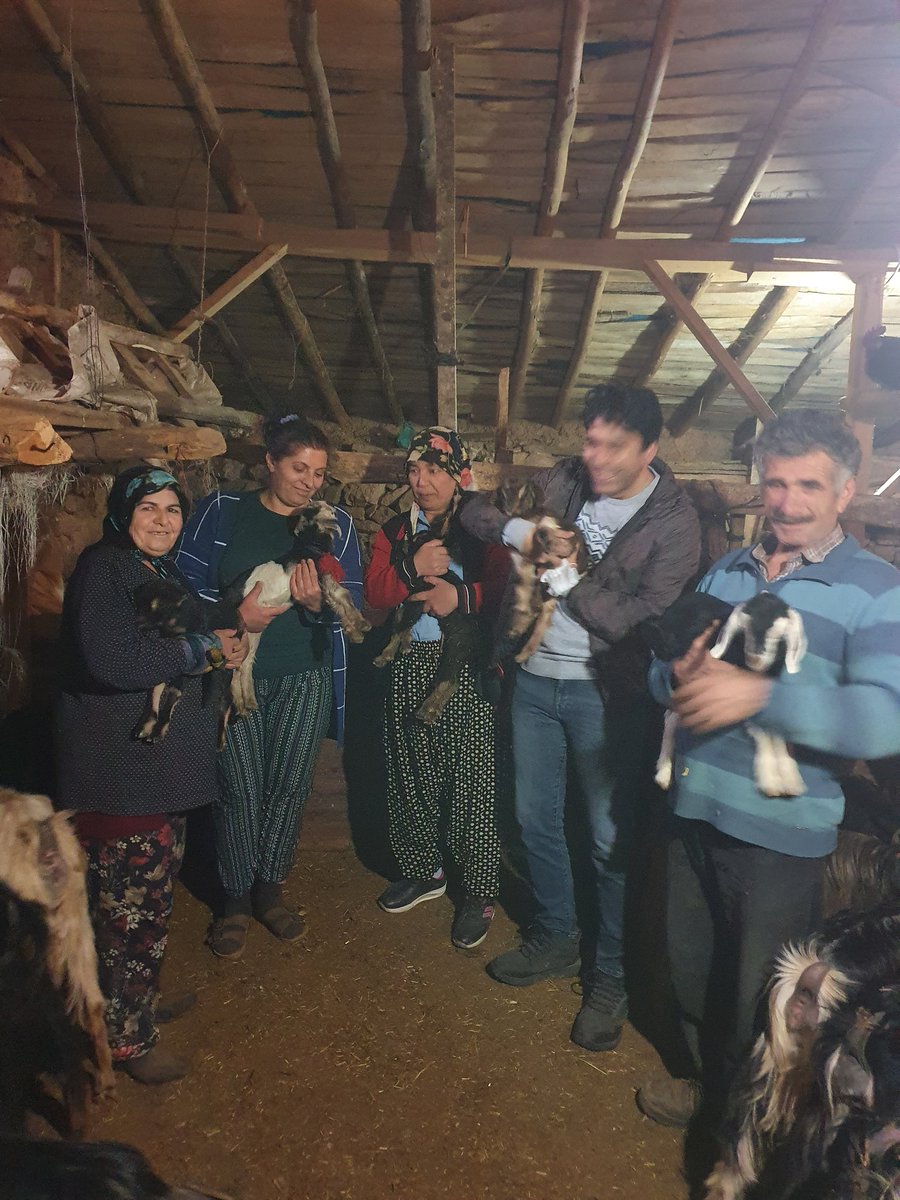 lhamiBOZAN1's tweet photo. 8 Mart Dünya Emekçi Kadınlar Günü öncesi Emekçi Kadınlarımızdan Esme ablayı ziyaret ettik. Gününüz Kutlu olsun. https://t.co/P1zhl5zUuA