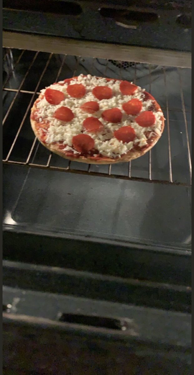 kikirikai's tweet photo. Estoy haciendo una pizza, chicos. https://t.co/aM4OUZO0qP