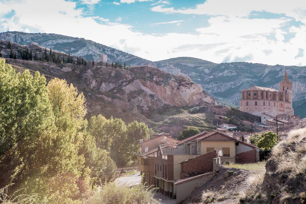 aragonturismo's tweet photo. En Montalbán📍, el deslumbrante templo de Santiago, que tiene aires de fortaleza, es un precioso edificio de estilo gótico-mudéjar declarado Monumento Histórico 🥇 Construido en piedra sillar y ladrillo mudéjar, impresiona por sus grandes dimensiones 🤩
@turismocmineras https://t.co/77rTLjsbmN