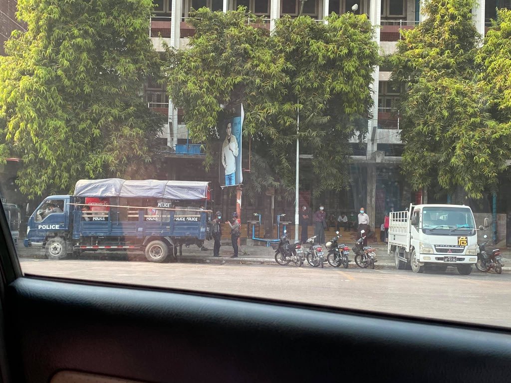 Military terrorists endeavored to open  #Mandalay ‘s famous #ZayCho with troops of security forces surrounding the area. According to witnesses, no shops were opened till now. #WhatsHappeningInMyanmar #Mar21Coup