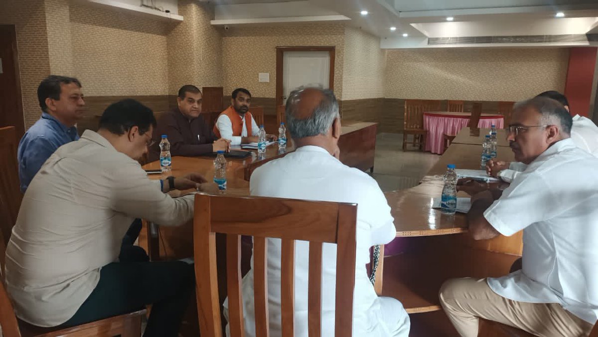 bjpsanjaybhatia's tweet photo. @BJP4MP संगठनमहामंत्री श्री @SuhasBhagatBJP की @BJP4Assam के #Mission100Plus की सफलता के लिए गुवाहटी लोकसभा में कार्यरत @BJP4Delhi उपाध्यक्ष श्री @Rajan_Tewari, पूर्व विधायक नील दमन खत्री,श्री @MSinghBJP तथा @BJP4Haryana से श्री शमशेर खरखडा के साथ चर्चा।
#AssamAssemblyPolls https://t.co/Gv0Ux1x2u4