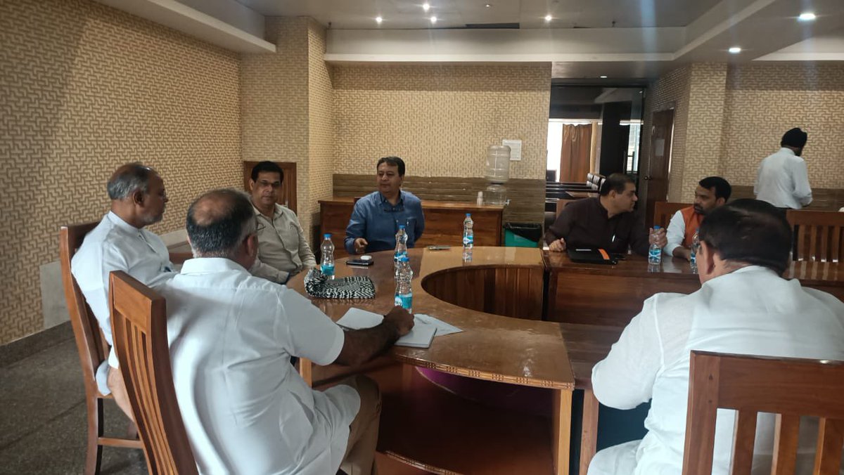 bjpsanjaybhatia's tweet photo. @BJP4MP संगठनमहामंत्री श्री @SuhasBhagatBJP की @BJP4Assam के #Mission100Plus की सफलता के लिए गुवाहटी लोकसभा में कार्यरत @BJP4Delhi उपाध्यक्ष श्री @Rajan_Tewari, पूर्व विधायक नील दमन खत्री,श्री @MSinghBJP तथा @BJP4Haryana से श्री शमशेर खरखडा के साथ चर्चा।
#AssamAssemblyPolls https://t.co/Gv0Ux1x2u4