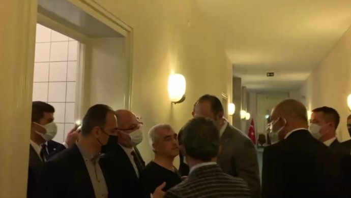 Gözaltı haberinin gelmesinin ardından Twitter'da yurttaşlar #HalkınVekiliGözaltın'da hastagı altında tepkilerini dile getirmeye başladı

yeniyasamgazetesi2.com/gergerlioglu-g…